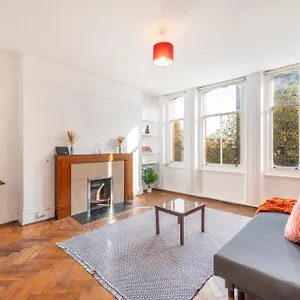 Urban Oasis - One Bedroom Apartment London